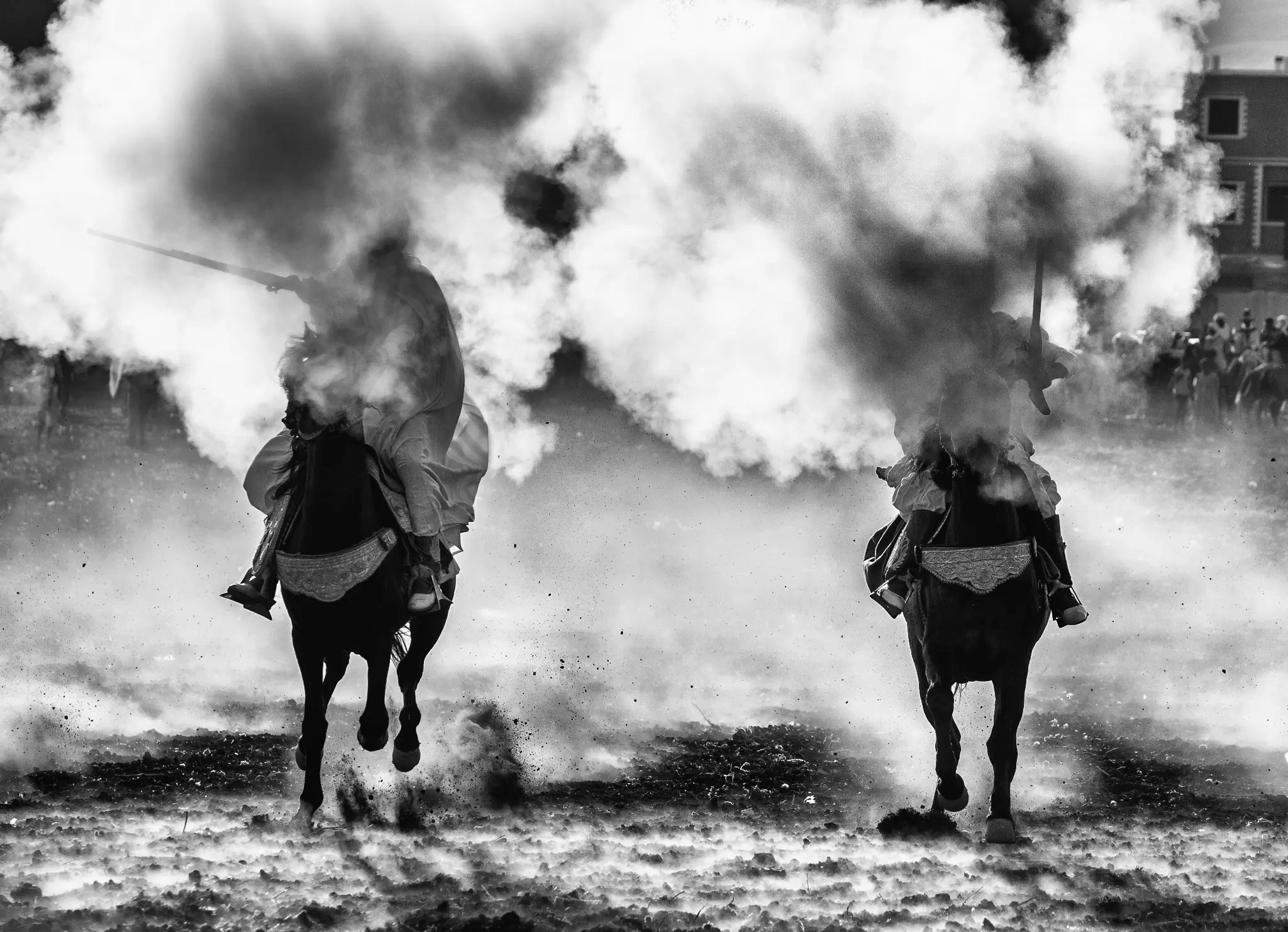 Deux cavaliers traversant la fumée des salves à Aïn El Tolba