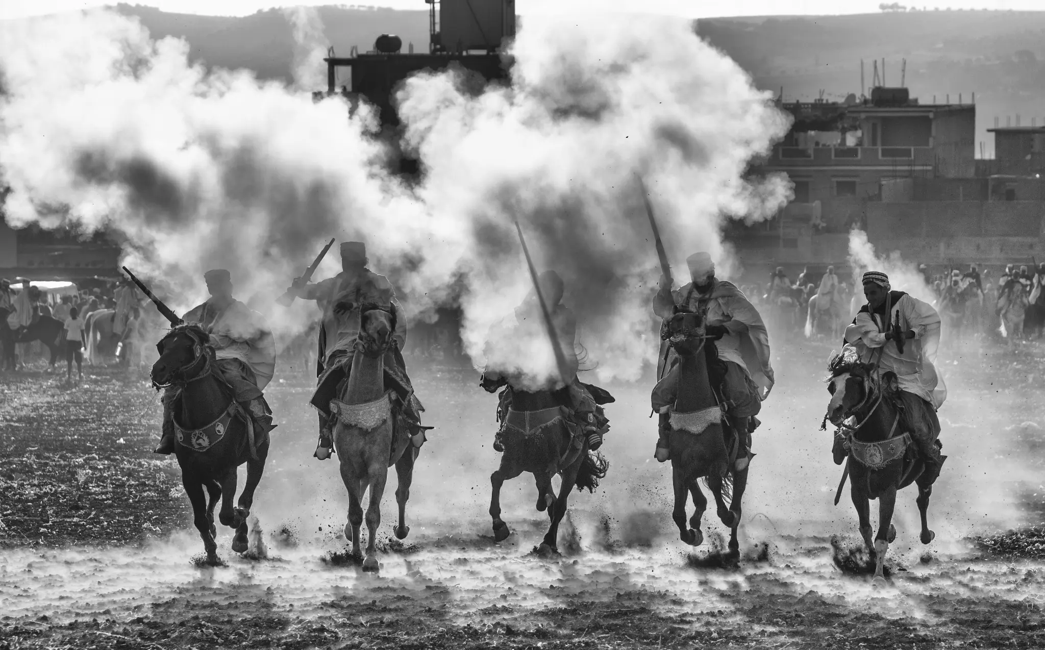 Charge collective de cavaliers à travers la fumée à Aïn El Tolba