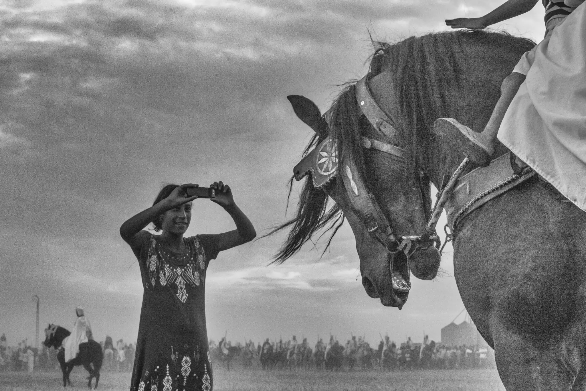 Une jeune photographe face à un cheval à Hammam Bou Hadjar