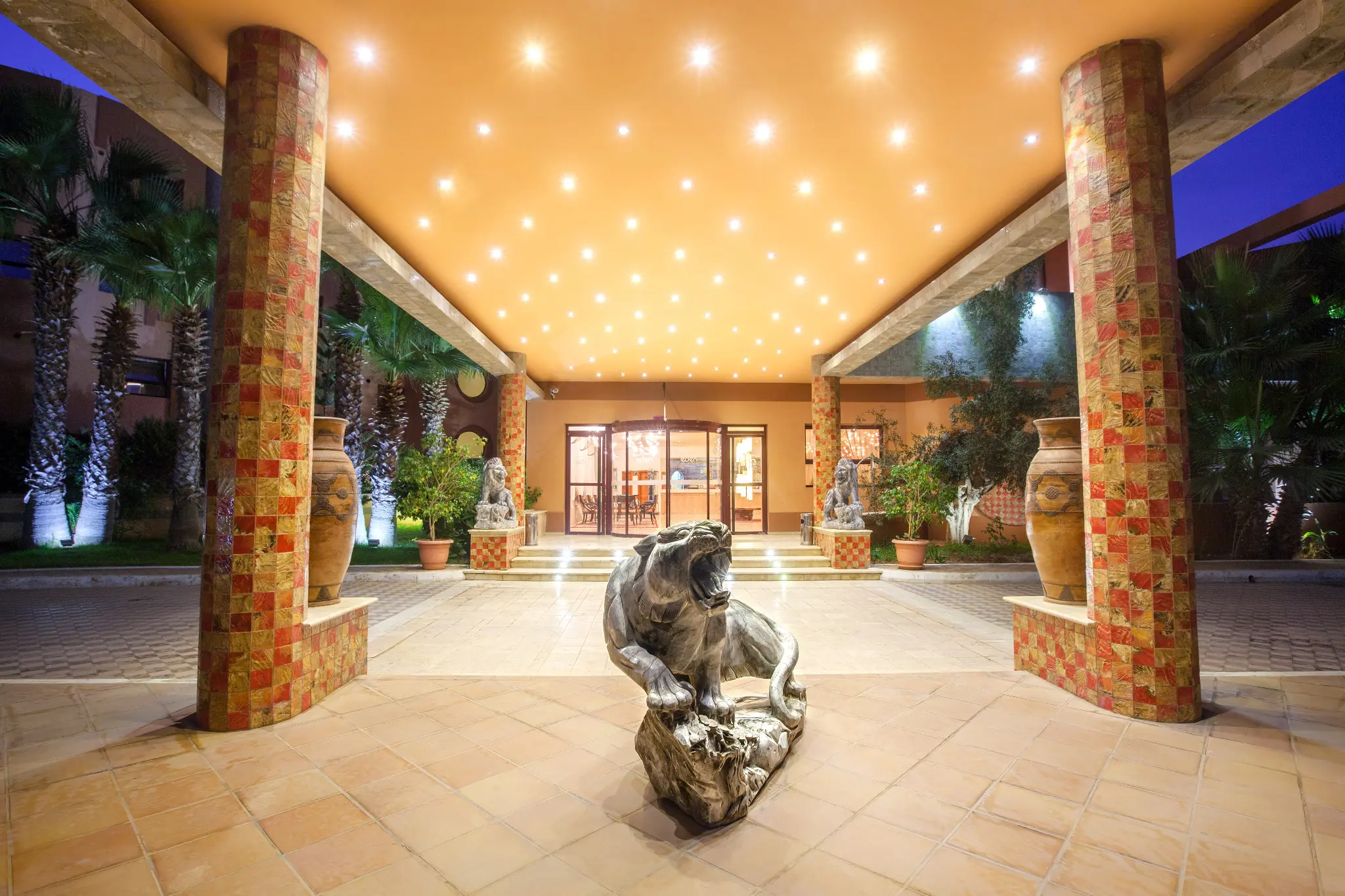 Entrée éclairée en soirée pour Eden Hotels Groupe