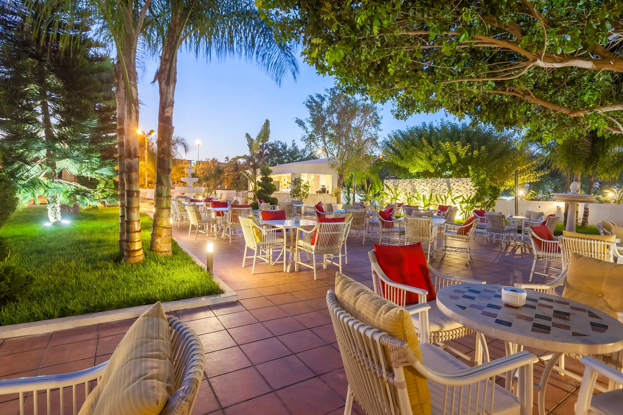 Terrasse arborée photographiée pour Eden Hotels Groupe