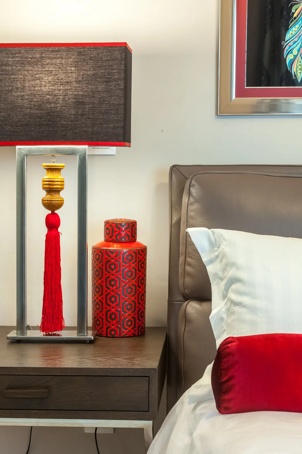 Détail décoratif rouge dans une chambre