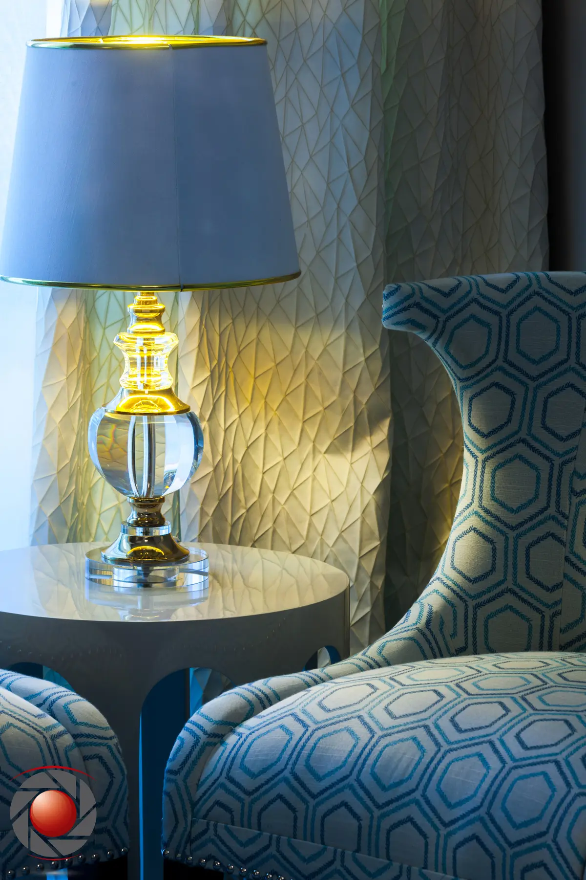 Détail décoratif, fauteuil bleu et lampe